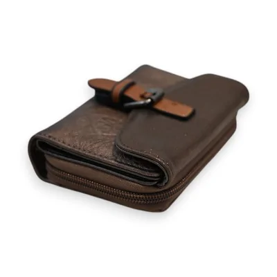 Portefeuille compact en cuir marron foncé avec fermeture à rabat et zip, marque Méla... Portefeuille compact en cuir marron foncé avec fermeture à rabat et zip, marque Méla...