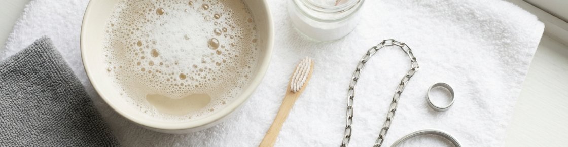 Nettoyage de bijoux en acier inoxydable avec savon et bicarbonate
