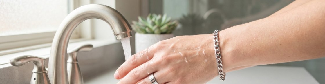 Bijoux en acier inoxydable sous l'eau - test de résistance