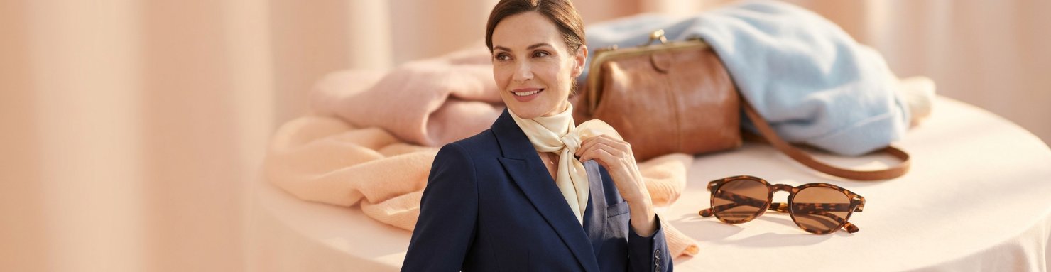 Comment porter un foulard avec une veste : nœud parisien élégant