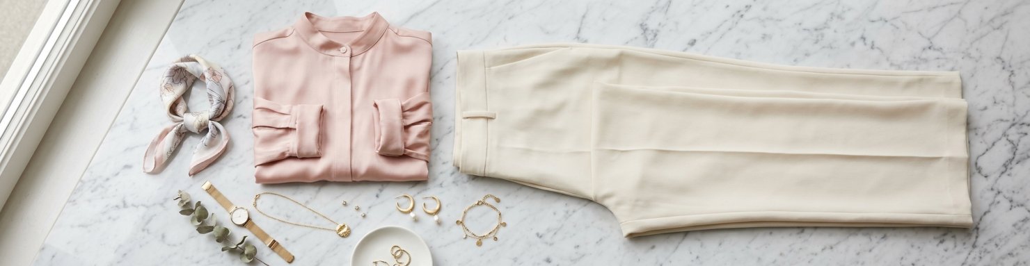 Associer bijoux et tenue en flat lay avec collier boucles et bracelet coordonnés