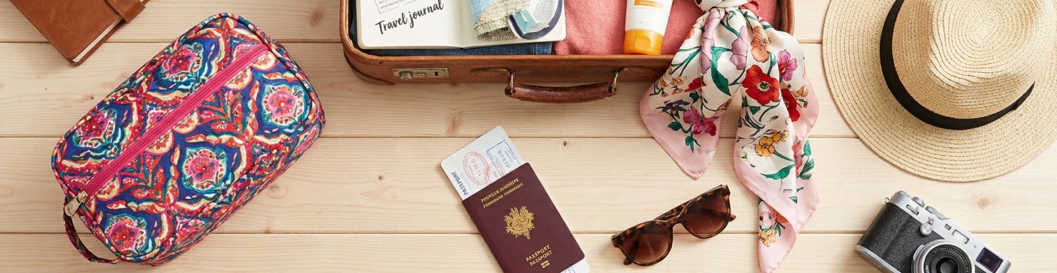 Valise ouverte avec trousse de toilette et accessoires de voyage
