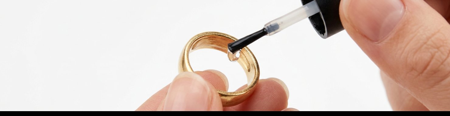 Appliquer un vernis anti-allergie sur bijoux fantaisie