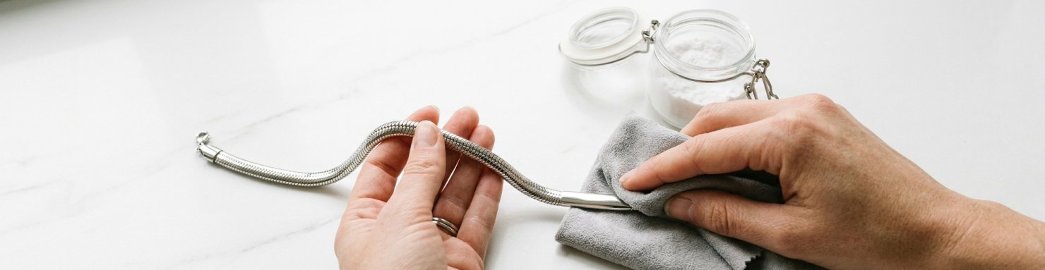 Polissage collier acier inoxydable avec chiffon microfibre