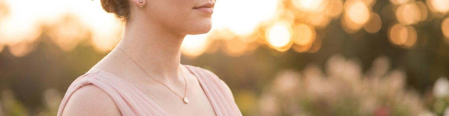 Collier et boucles d'oreilles dorés pour un mariage en plein air