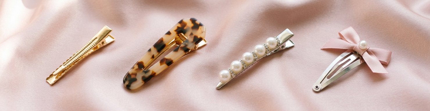 Flat lay de différents types de barrettes cheveux femme