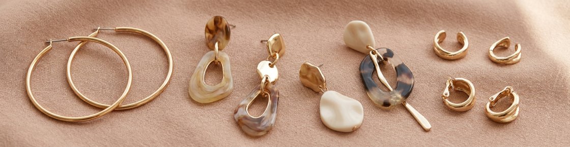 Sélection de boucles d'oreilles fantaisie tendance 2026 : créoles XXL dorées et pendantes asymétriques