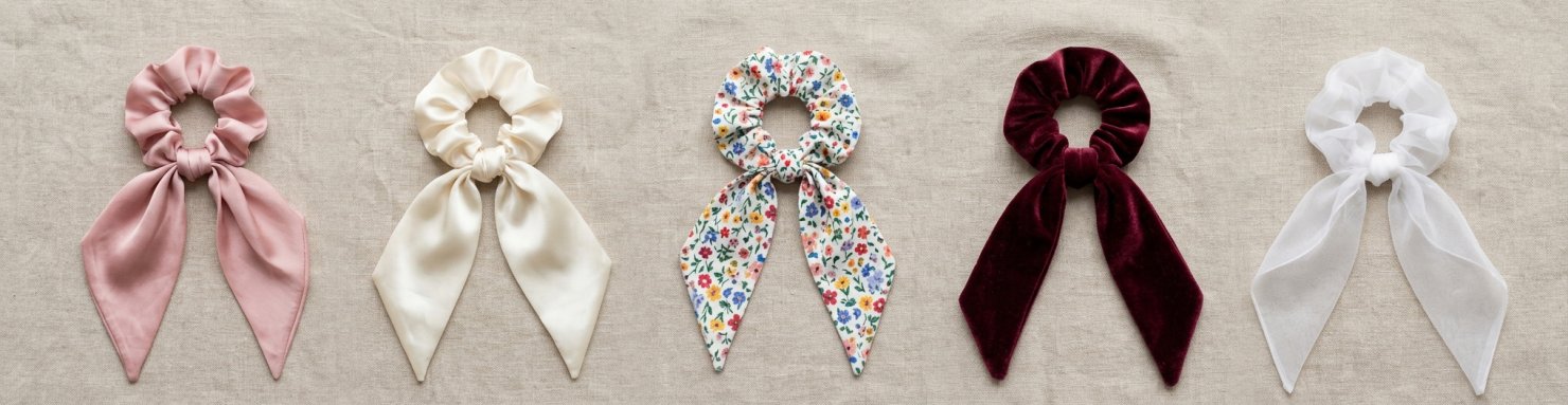 Flat lay de chouchous foulards varies en soie coton velours sur fond clair