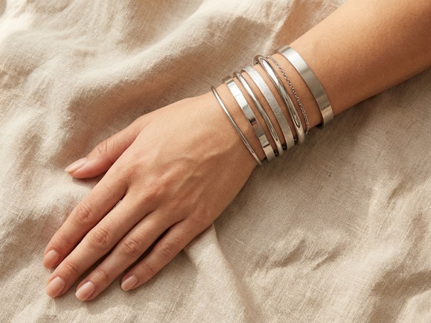 Bijoux en acier inoxydable : pourquoi ce matériau séduit autant