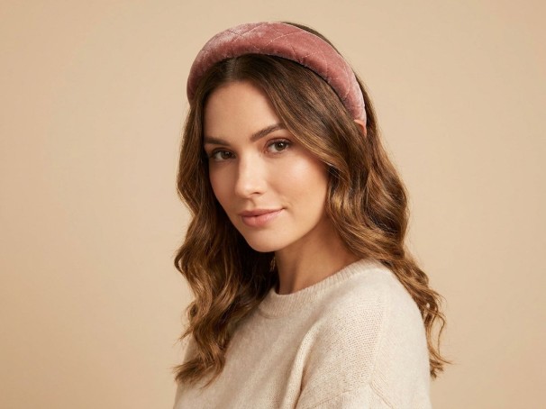 Comment choisir et porter un serre-tête femme selon votre coiffure : guide prati